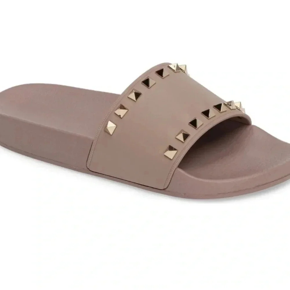 Valentino Garavani

Rockstud Rubber Slider Sandals